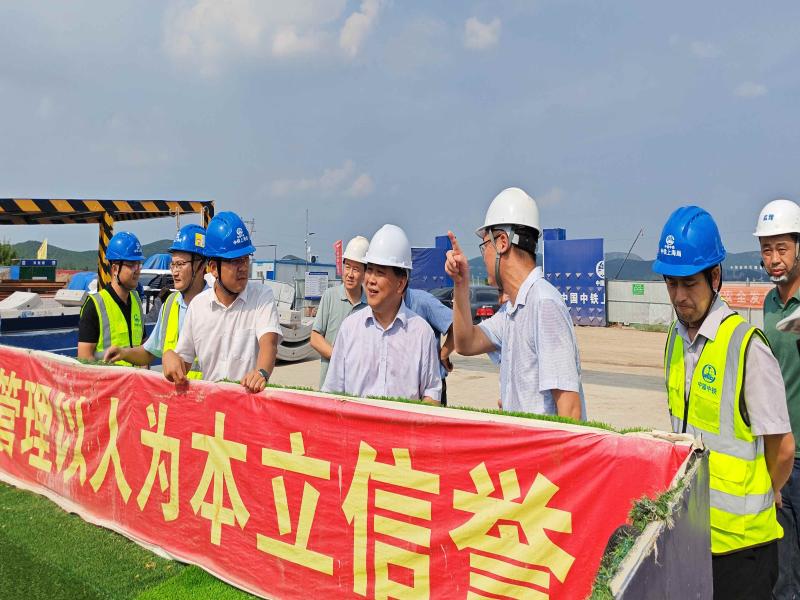 王劲松调研指导市建管处、市重点处工作
凝心聚力推动住建事业高质量发展