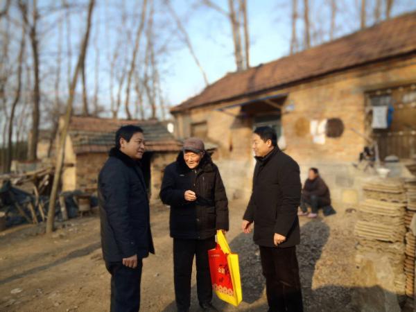 烈山区征收办到贫困户家中开展送春联活动